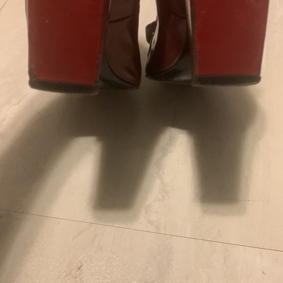 Kalliste Women's Red Classy Patent Front Buckle/Chain Pumps Size 9.5 - Picture 12 of 15